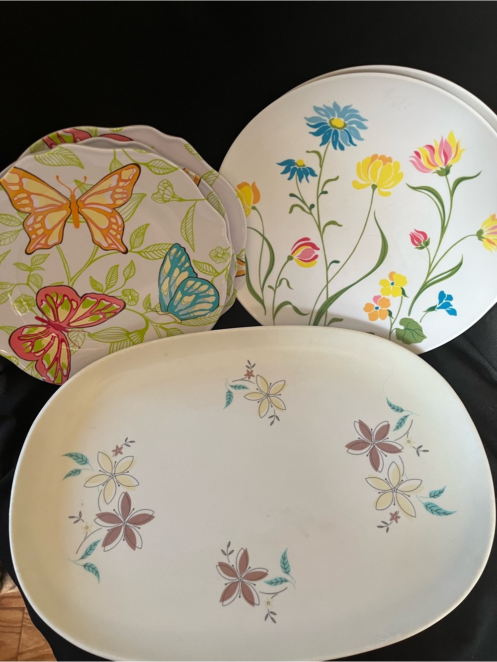 11 plastic plates and platters. great for out by the pool.